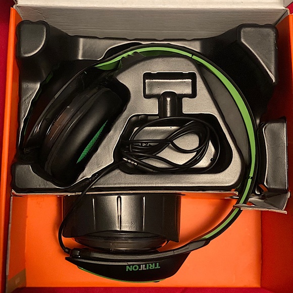 Tritton Ark 100 Light Up Gaming Headset - Picture 2 of 2
